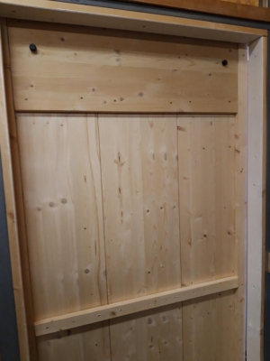 holzschiebetuer-konstruktion-aus-brettern-1.jpg Detailbild einfache Holzschiebetüre aus Brettern und Latten