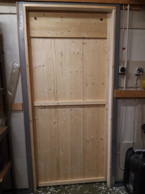 holzschiebetuer-konstruktion-aus-brettern-2.jpg Einfache Holzschiebetür-Konstruktion