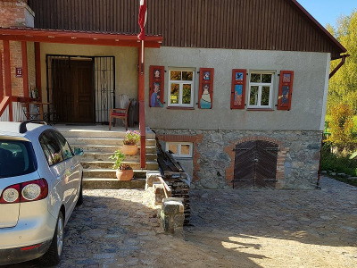 Giebelseite der Wassermühle mit montierten Klappläden Fensterläden an der Wassermühle von Zasa montiert