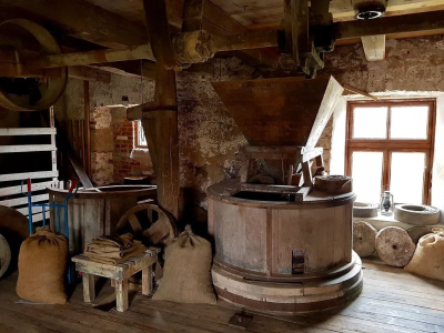 Innenansicht der Historischen Wassermühl von Zasa Teil-Innenansicht der Wassermühle von Zasa