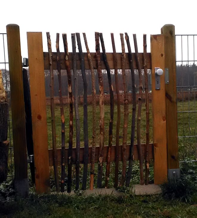 Gartenzaun-Holztor aus alten Brettern und Ästen