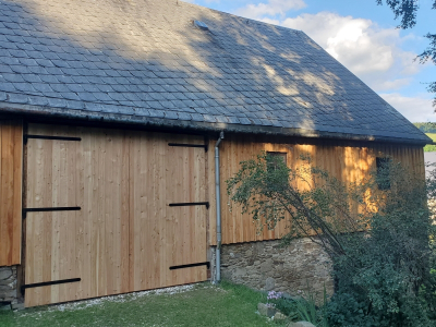 Scheunentor mit schwarzen Beschlägen Scheunentor aus Holz mit schwarzen Beschlägen