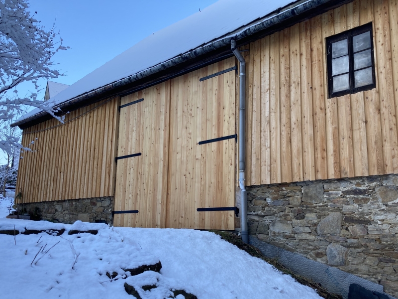 Scheunentor mit schwarzen Langbändern Scheunentor mit schwarzen Bändern im Winter